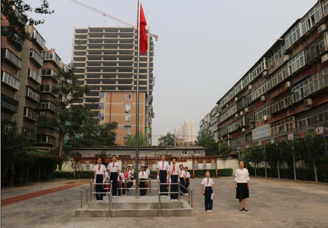 本网讯(文/图 王红梅 王琪玮)9月1日是小学生开学的日子,胜利街小学